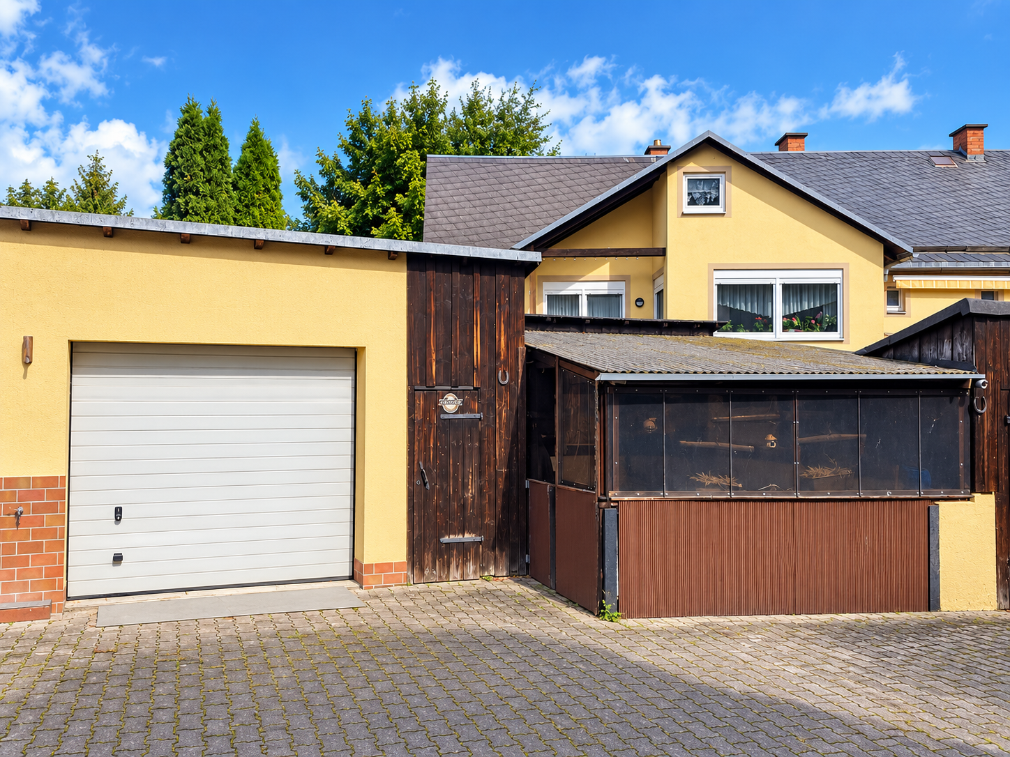 02_Hof_Garage_Hausansicht